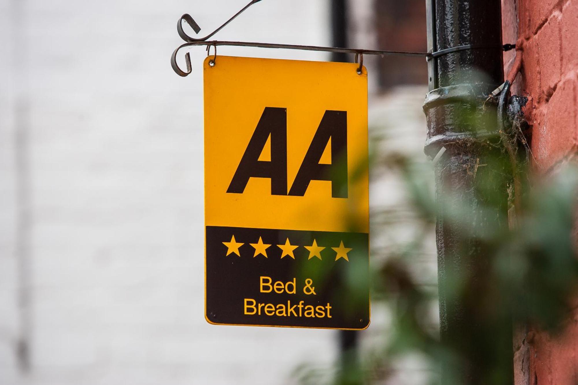 Darwin'S Townhouse Bed and Breakfast Shrewsbury Exteriör bild AA sign