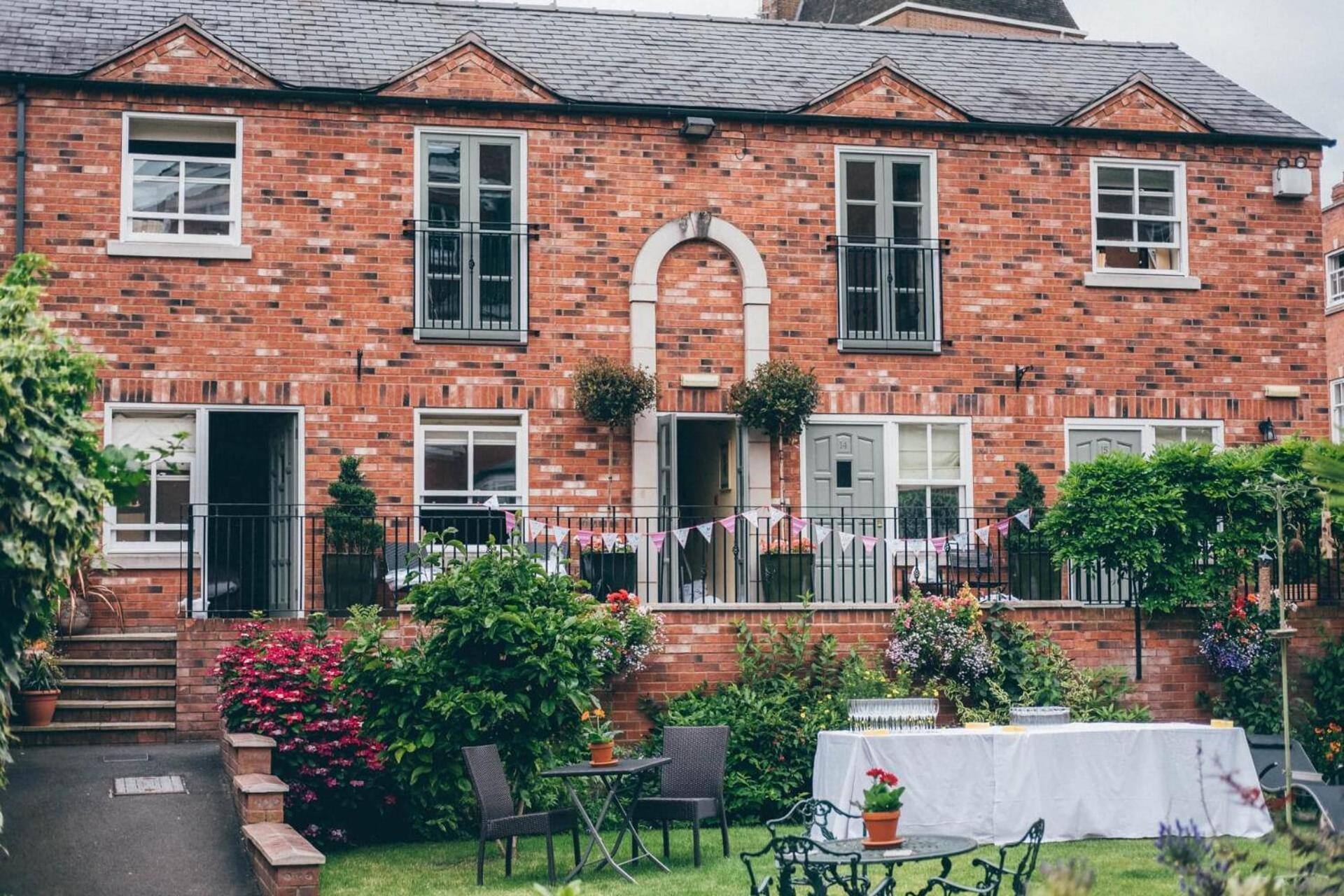 Darwin'S Townhouse Bed and Breakfast Shrewsbury Exteriör bild The former railway station