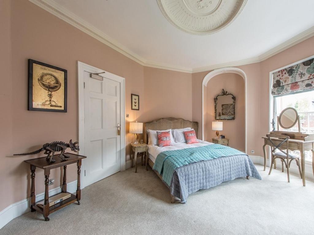 Darwin'S Townhouse Bed and Breakfast Shrewsbury Exteriör bild The bedroom of the 18th-century house