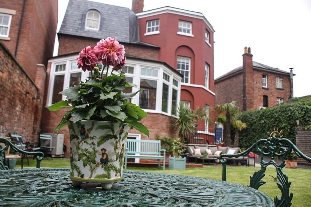 Darwin'S Townhouse Bed and Breakfast Shrewsbury Exteriör bild The garden of the former school