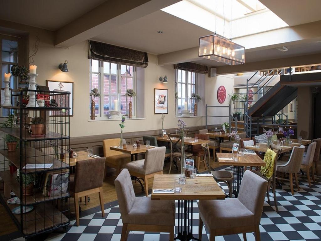 Darwin'S Townhouse Bed and Breakfast Shrewsbury Exteriör bild The restaurant at The Old Bank
