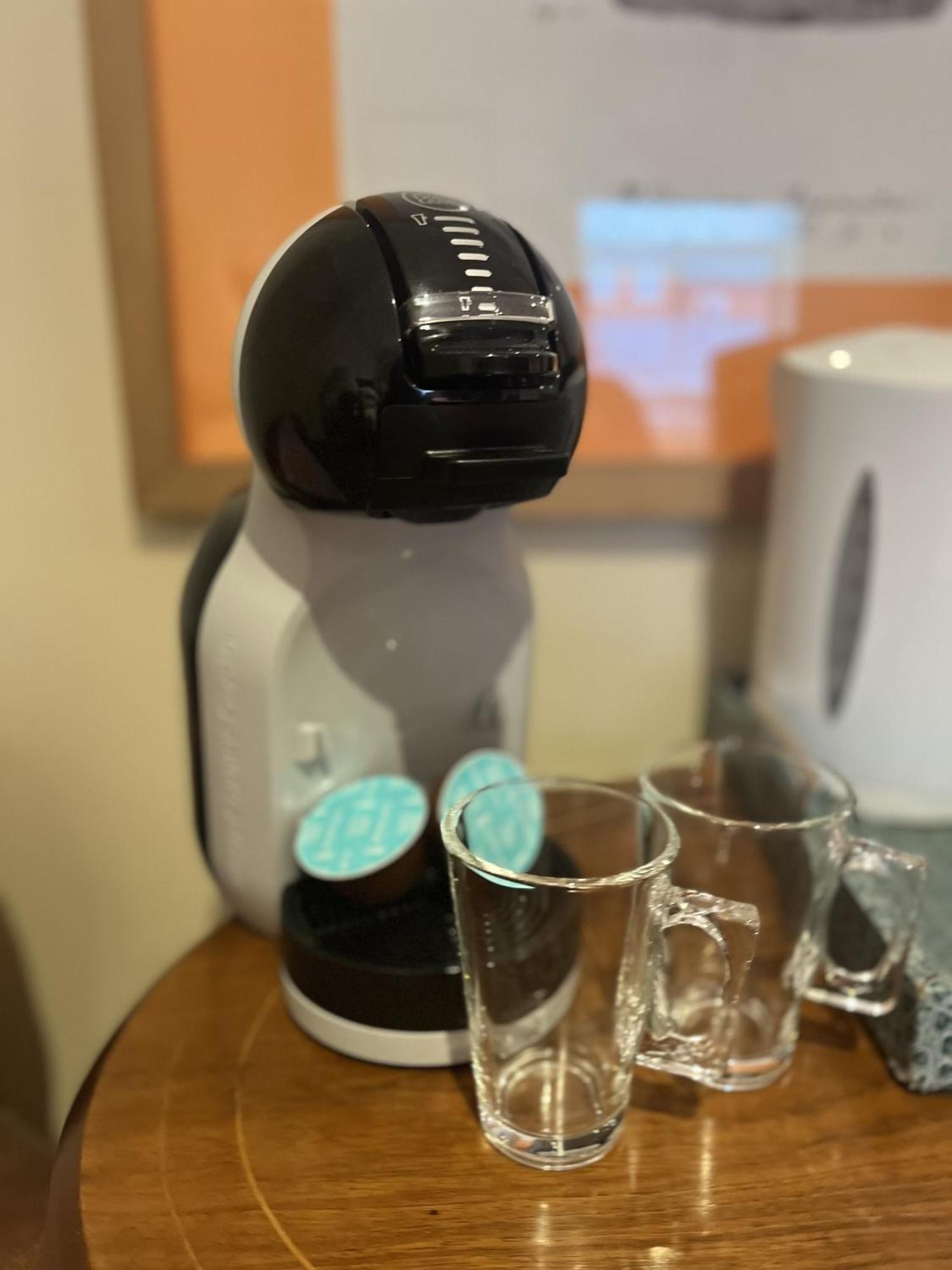 Darwin'S Townhouse Bed and Breakfast Shrewsbury Rum bild A Dolce Gusto coffee machine