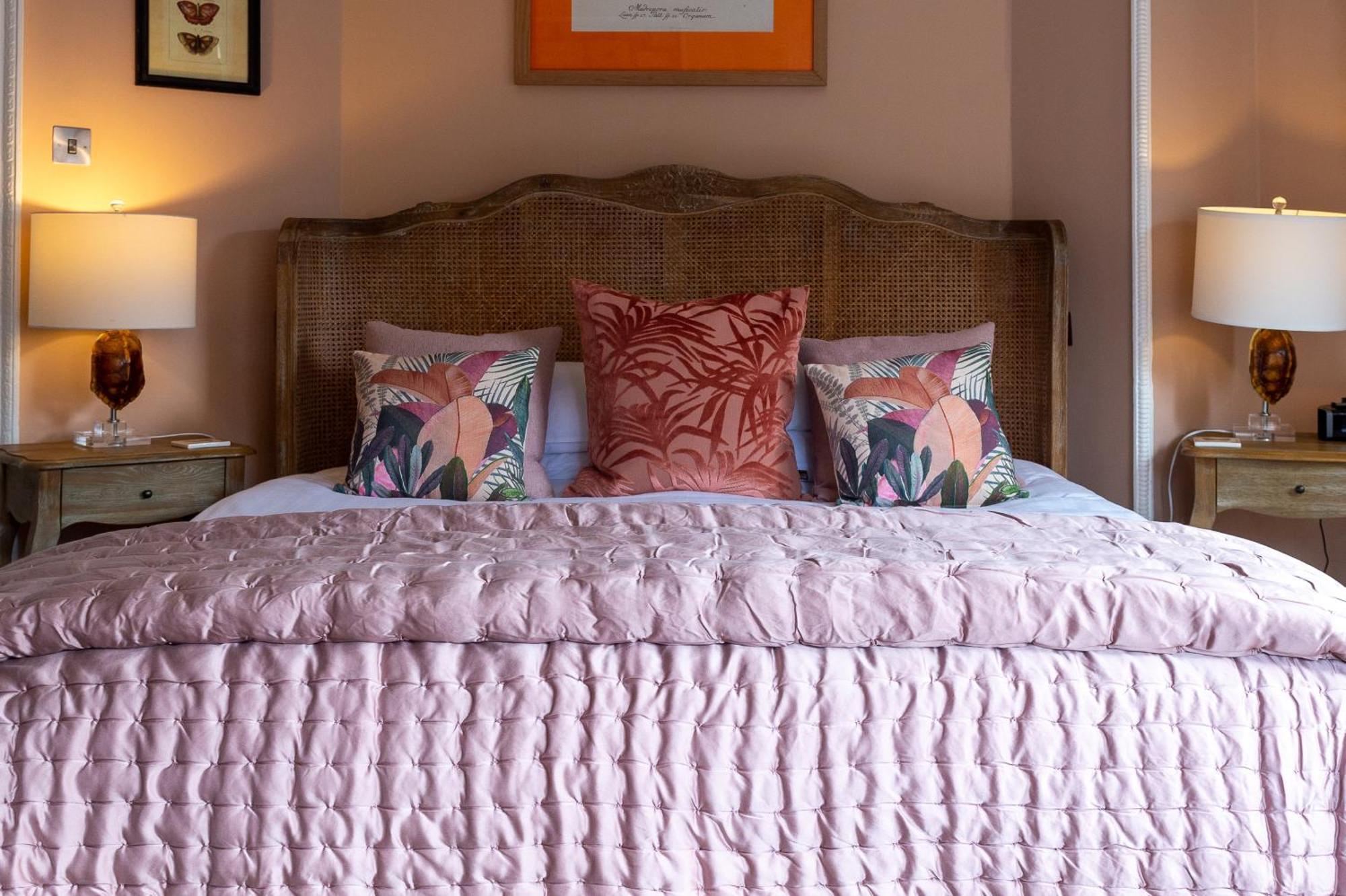 Darwin'S Townhouse Bed and Breakfast Shrewsbury Rum bild A bed with a duvet