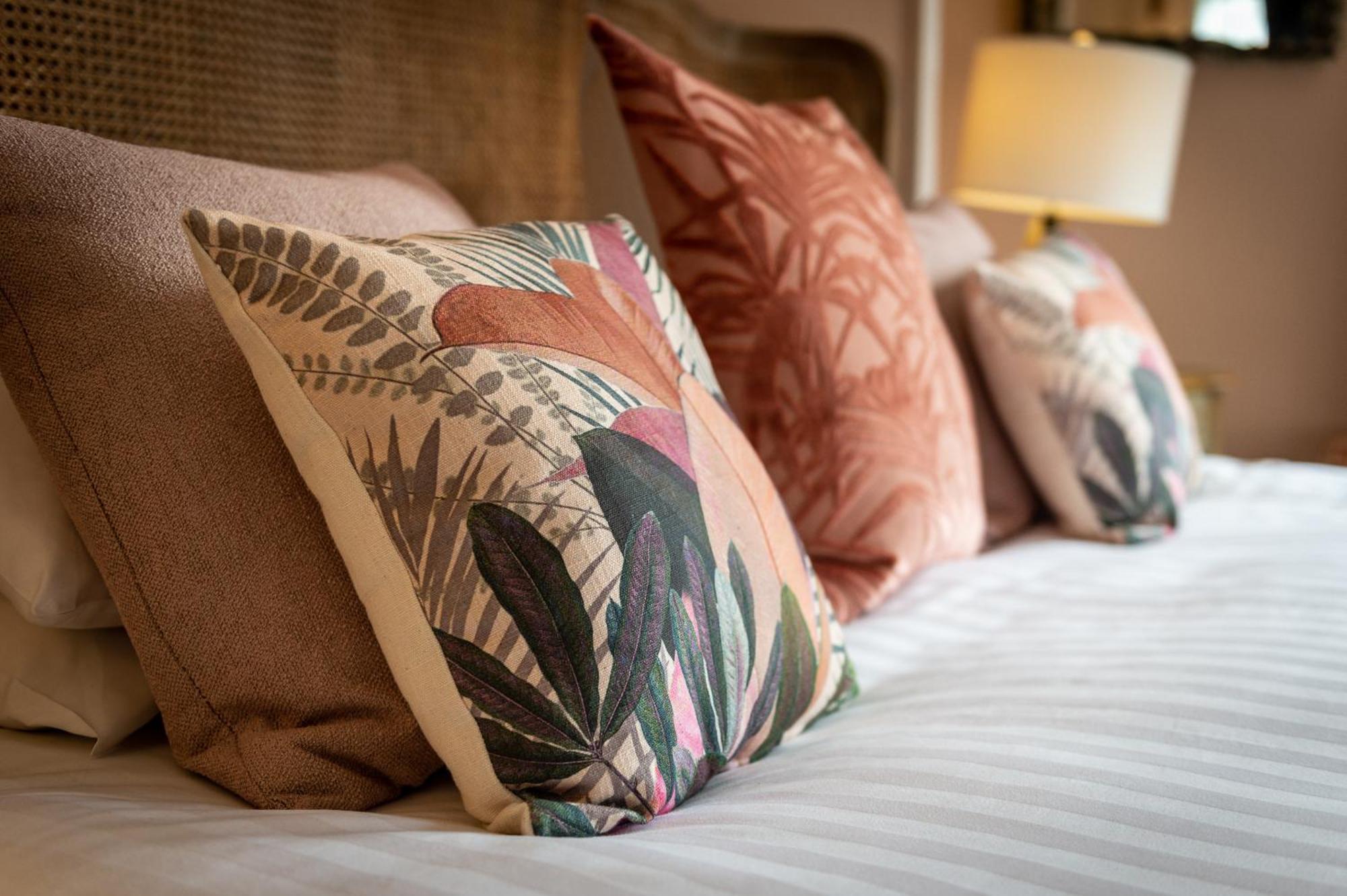 Darwin'S Townhouse Bed and Breakfast Shrewsbury Rum bild Cushions on a bed
