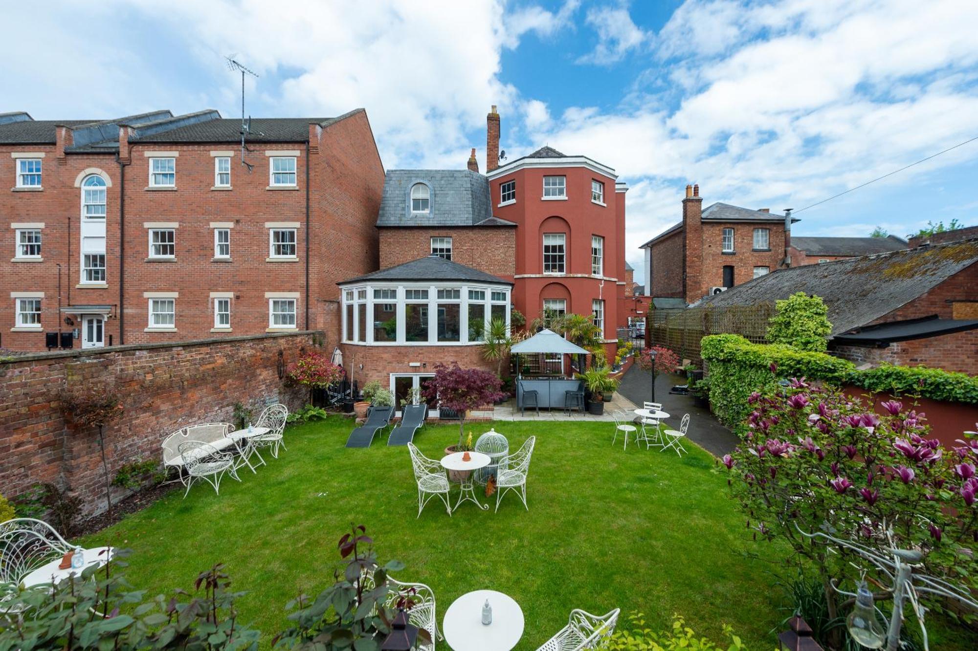 Darwin'S Townhouse Bed and Breakfast Shrewsbury Rum bild The garden of the hotel